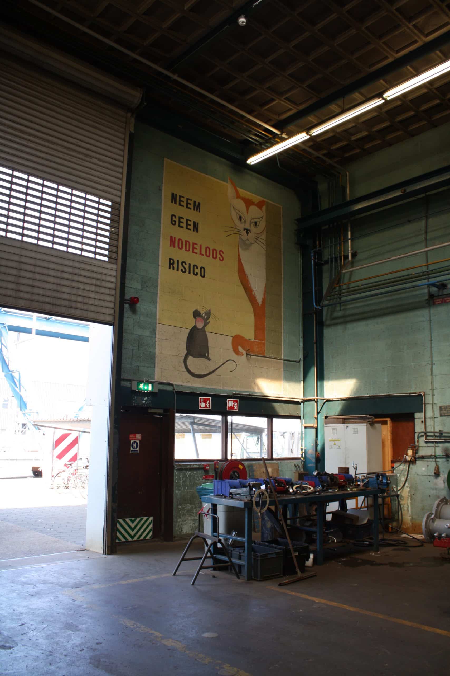 oude veiligheidsposter in fabriekshal